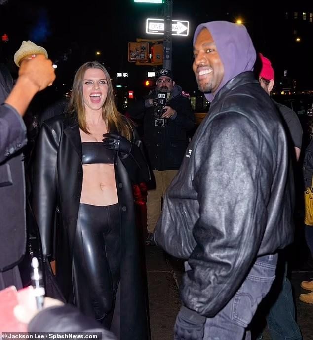 Julia Fox mặc áo bé xíu còn ‘quên’ nội y, ôm ấp Kanye West trong ngày sinh nhật ảnh 6