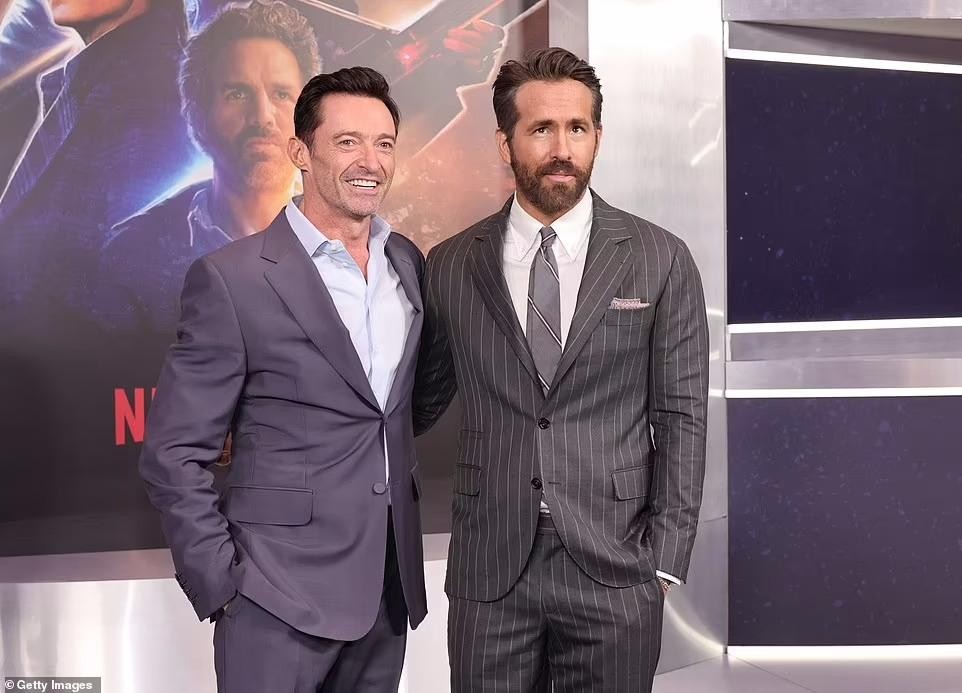 Bà xã ‘Deadpool’ diện váy cắt xẻ táo bạo theo mốt không nội y mừng chồng ra mắt phim ảnh 11