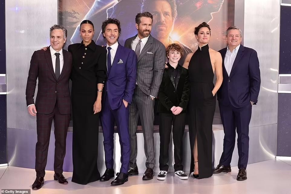 Bà xã ‘Deadpool’ diện váy cắt xẻ táo bạo theo mốt không nội y mừng chồng ra mắt phim ảnh 16