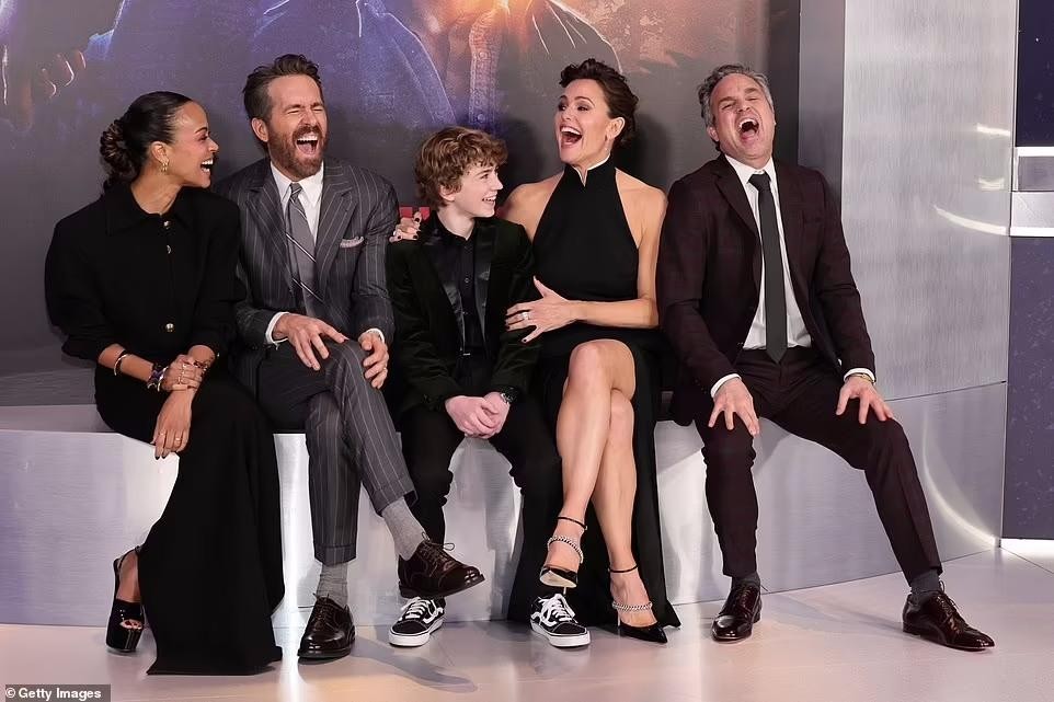 Bà xã ‘Deadpool’ diện váy cắt xẻ táo bạo theo mốt không nội y mừng chồng ra mắt phim ảnh 18