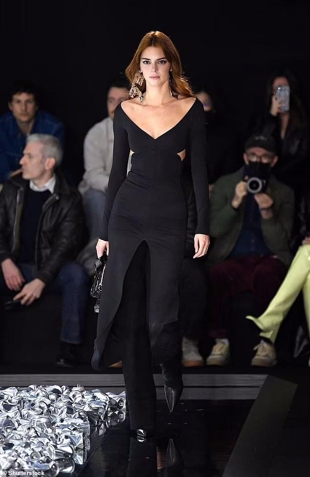 Kendall Jenner đẹp như nữ thần trên sàn catwalk, sắc vóc xứng tầm siêu mẫu đắt giá nhất ảnh 3