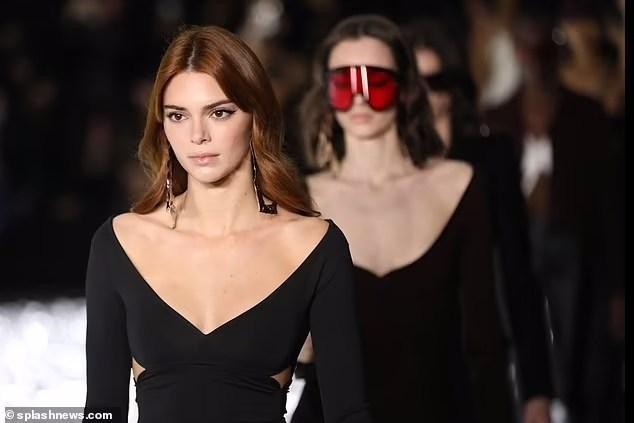 Kendall Jenner đẹp như nữ thần trên sàn catwalk, sắc vóc xứng tầm siêu mẫu đắt giá nhất ảnh 5