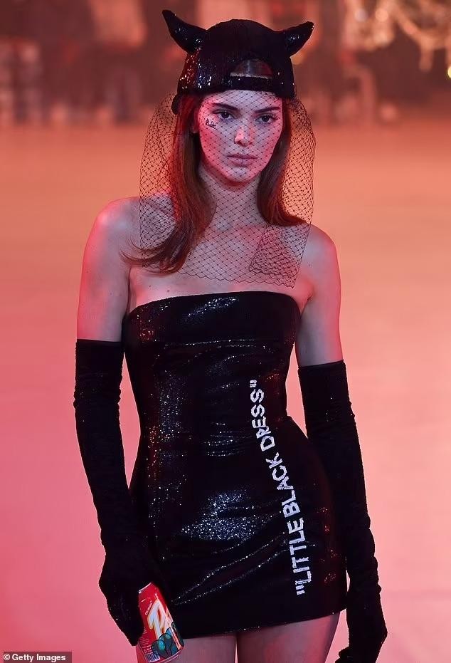 Kendall Jenner đẹp như nữ thần trên sàn catwalk, sắc vóc xứng tầm siêu mẫu đắt giá nhất ảnh 7