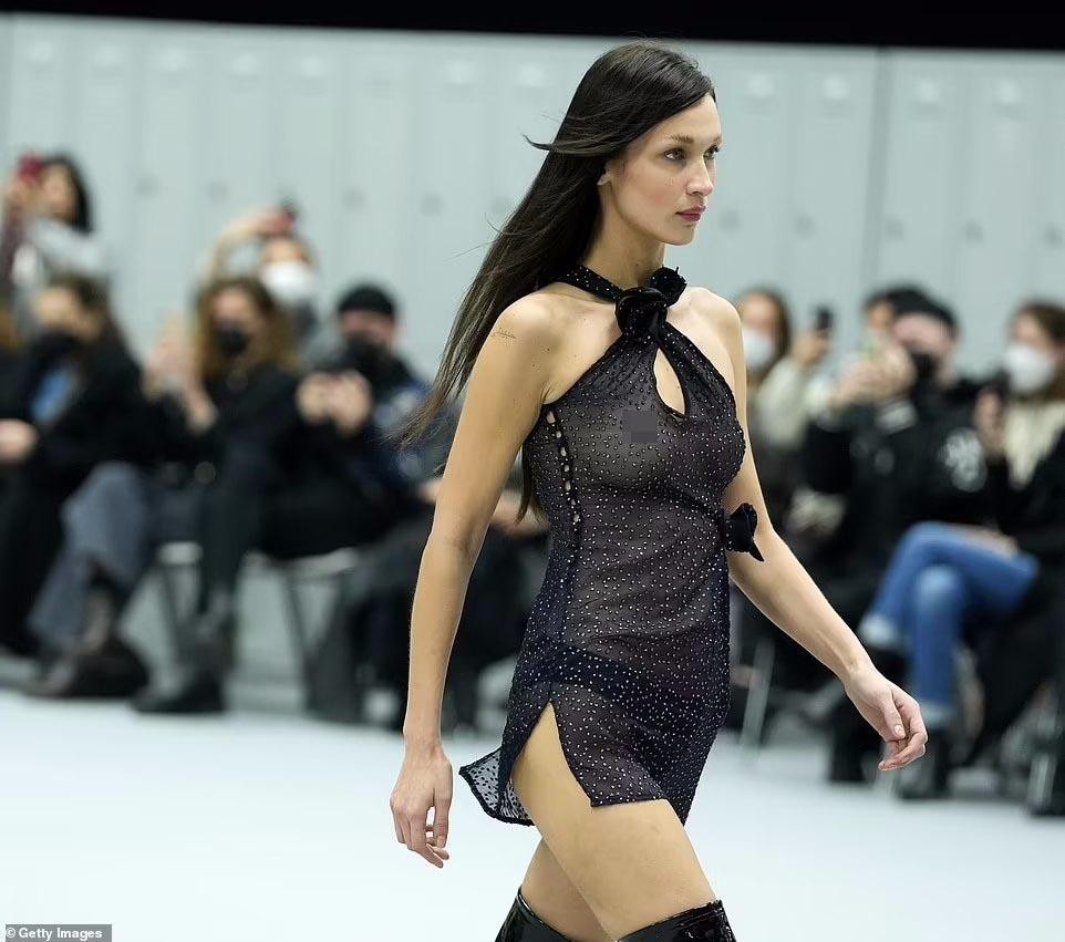 Bella Hadid mặc váy xuyên thấu lộ ngực trần, đọ dáng với chị gái Gigi trên sàn catwalk ảnh 2