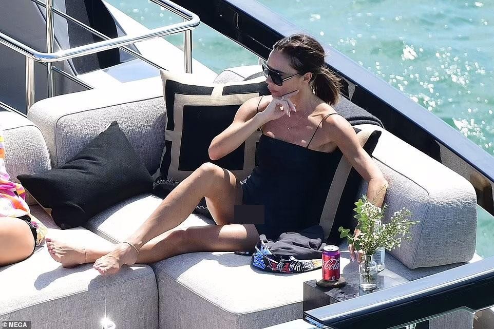 Victoria Beckham diện váy ngắn sexy trên du thuyền ảnh 4