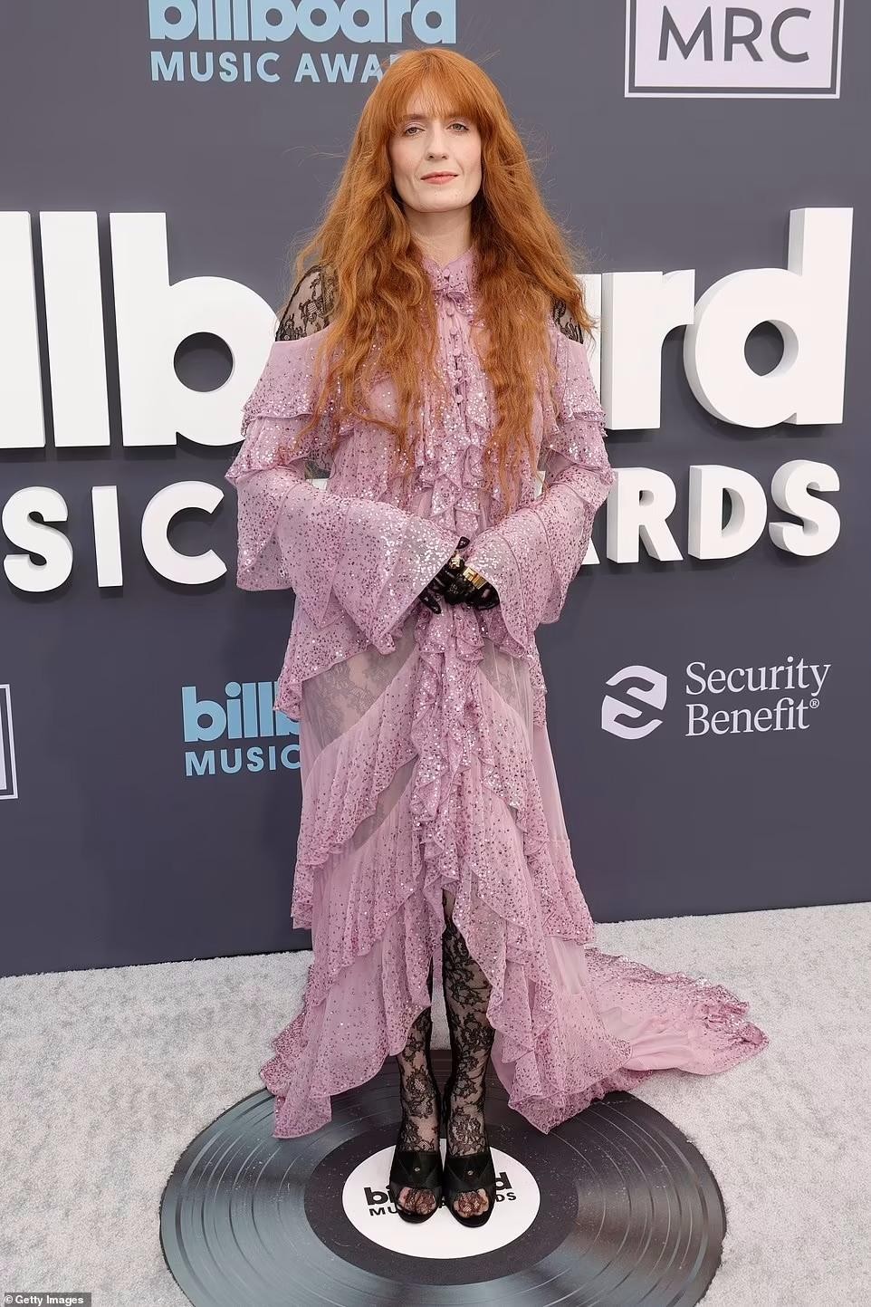 Billboard 2022: Megan Fox diện váy xẻ ngực sâu chưa bạo bằng Doja Cat - Ảnh 13.