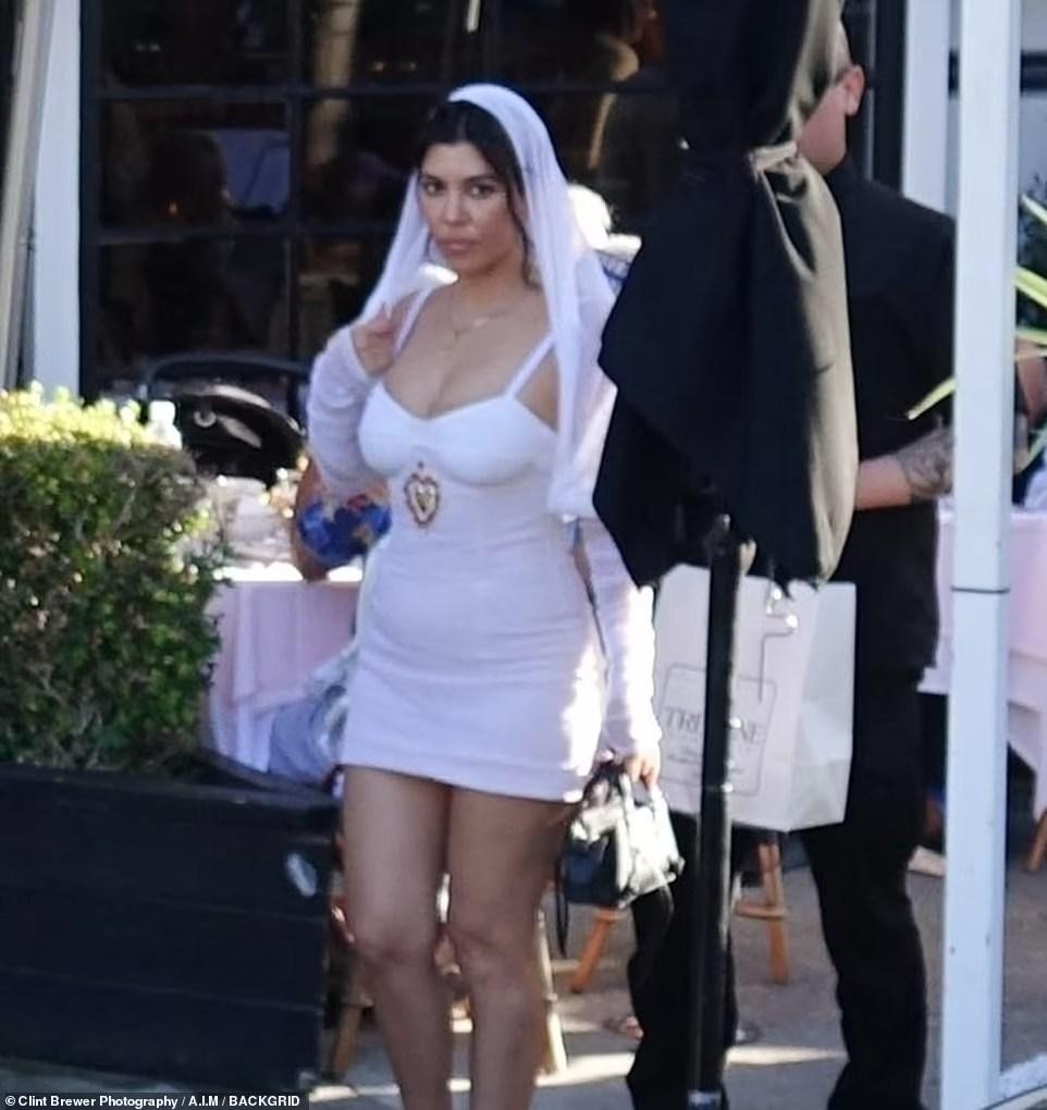 Kourtney Kardashian mặc váy ngắn cũn khoe body ‘bốc lửa’ trong đám cưới lần 2 ảnh 3