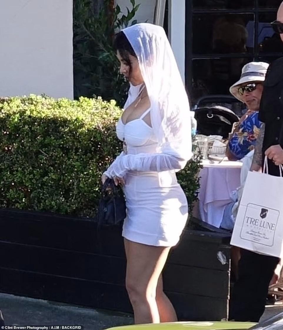 Kourtney Kardashian mặc váy ngắn cũn khoe body ‘bốc lửa’ trong đám cưới lần 2 ảnh 4