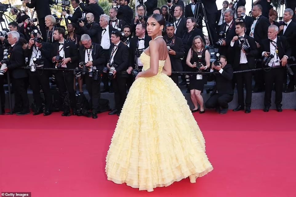 Thảm đỏ Cannes: Người mẫu Pháp Didi Stone 'hở bạo' khi diện mốt ngực trần ảnh 12