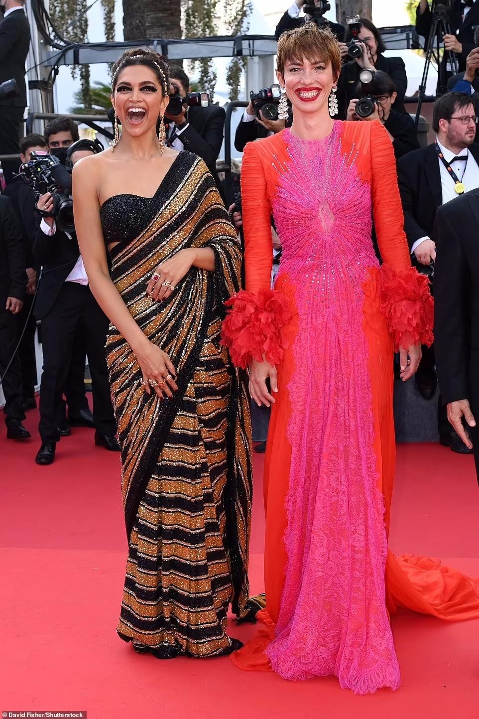 Thảm đỏ Cannes: Người mẫu Pháp Didi Stone 'hở bạo' khi diện mốt ngực trần ảnh 3