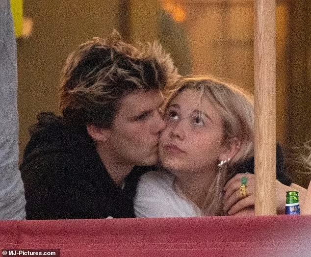 Cậu út nhà Beckham lần đầu lộ diện cùng tình mới trên phố, ôm hôn thân mật ảnh 7