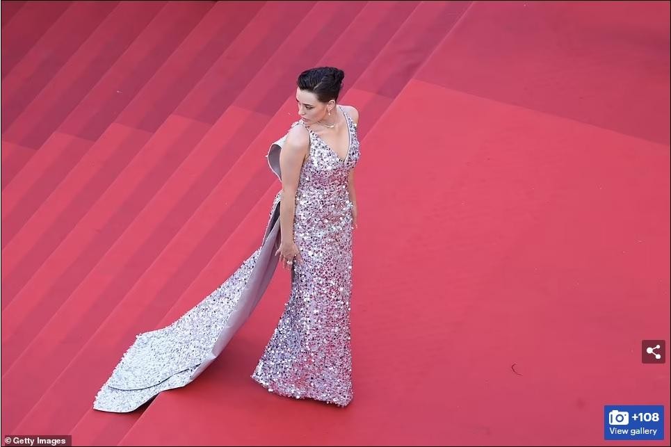 Thảm đỏ Cannes: Người mẫu Pháp Didi Stone 'hở bạo' khi diện mốt ngực trần ảnh 21