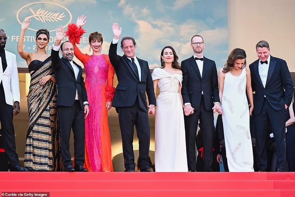 Thảm đỏ Cannes: Người mẫu Pháp Didi Stone 'hở bạo' khi diện mốt ngực trần ảnh 1