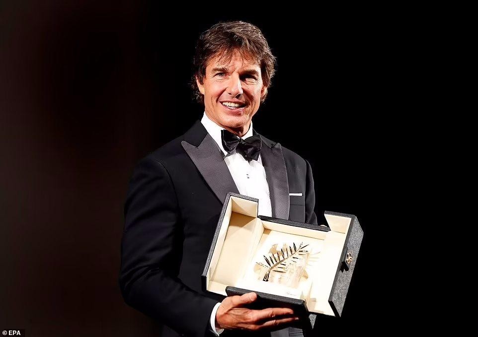 Tom Cruise tình tứ với bạn diễn trên thảm đỏ Cannes, nhận giải Cành cọ vàng danh dự ảnh 12