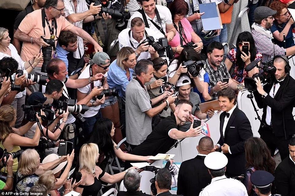 Tom Cruise tình tứ với bạn diễn trên thảm đỏ Cannes, nhận giải Cành cọ vàng danh dự ảnh 3