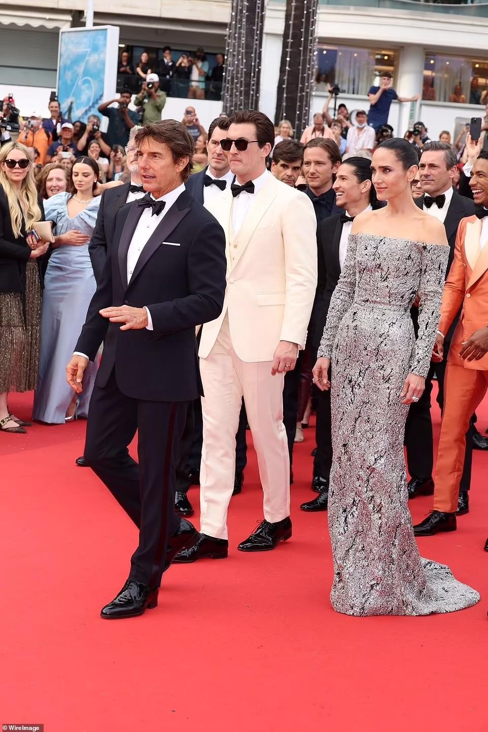 Tom Cruise tình tứ với bạn diễn trên thảm đỏ Cannes, nhận giải Cành cọ vàng danh dự ảnh 1