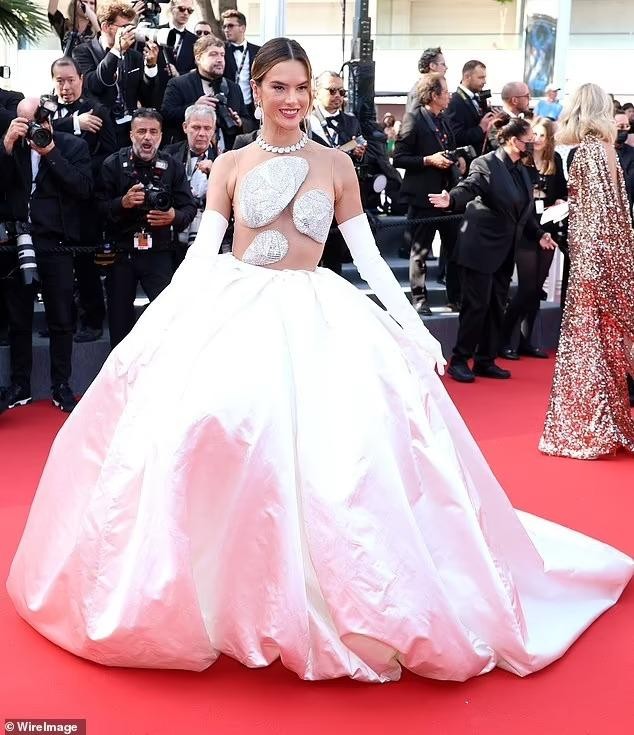Alessandra Ambrosio diện mốt ngực trần trên thảm đỏ LHP Cannes ảnh 2