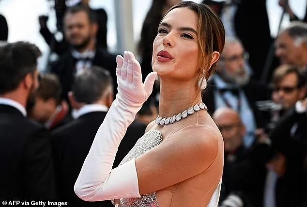 Alessandra Ambrosio 'thả rông' táo bạo trên thảm đỏ LHP Cannes ảnh 7