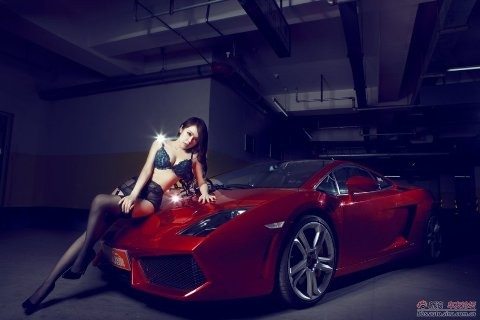 Mỹ nhân gợi cảm bên bò đực Lamborghini ảnh 2