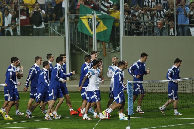 CĐV Brazil liều mình vượt rào bảo vệ để... đánh giày cho Messi ảnh 5