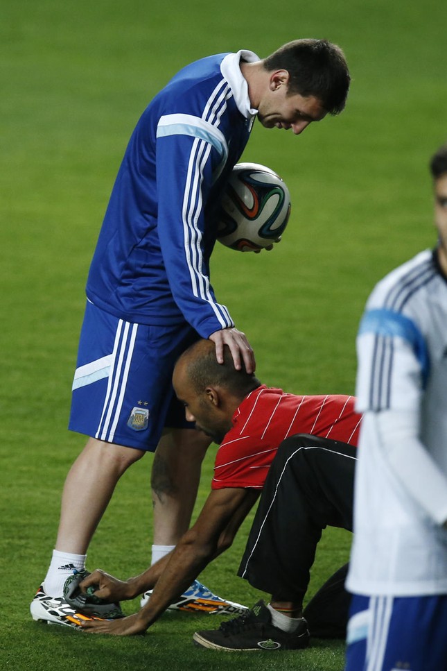 CĐV Brazil liều mình vượt rào bảo vệ để... đánh giày cho Messi ảnh 4