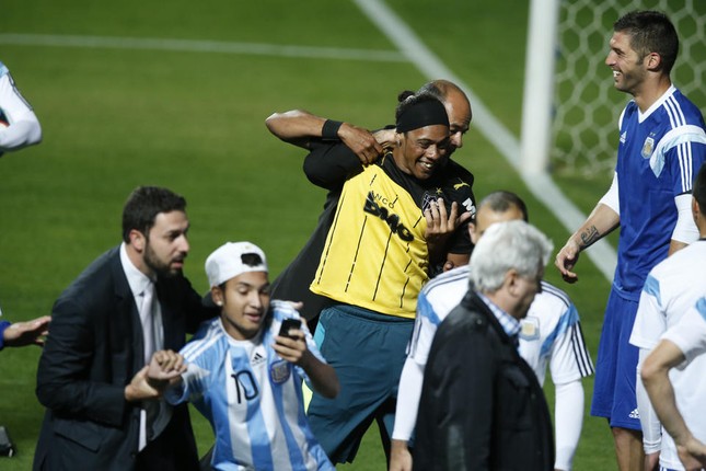 CĐV Brazil liều mình vượt rào bảo vệ để... đánh giày cho Messi ảnh 3