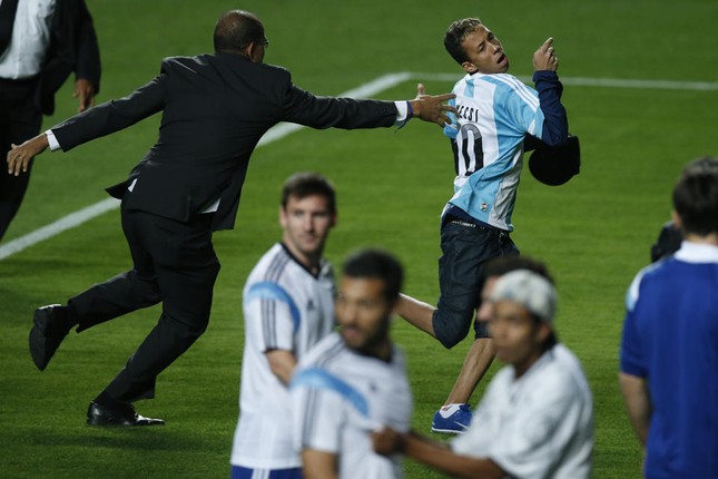 CĐV Brazil liều mình vượt rào bảo vệ để... đánh giày cho Messi ảnh 2