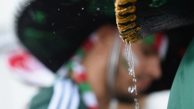Tới sân cổ vũ, CĐV nữ Mexico khoe chân nõn nà trong mưa ảnh 5