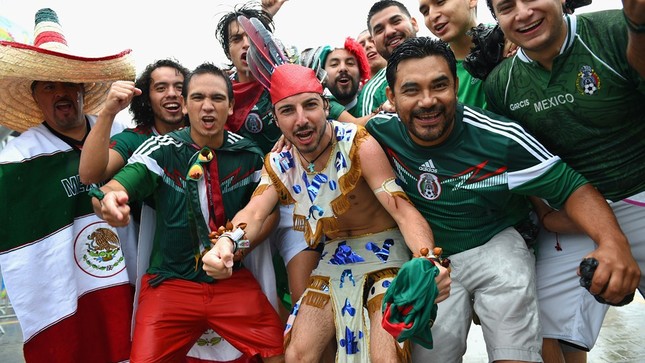 Tới sân cổ vũ, CĐV nữ Mexico khoe chân nõn nà trong mưa ảnh 7