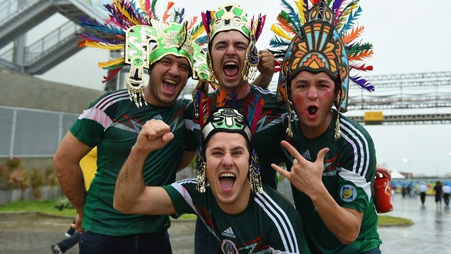 Tới sân cổ vũ, CĐV nữ Mexico khoe chân nõn nà trong mưa ảnh 6