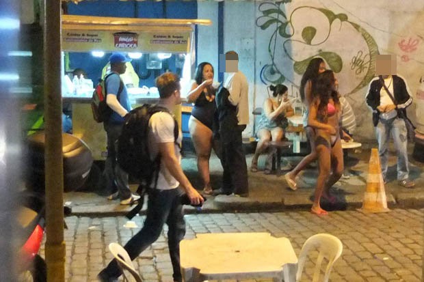 Gái mại dâm Brazil tổ chức đá bóng giữa phố để câu khách ảnh 9