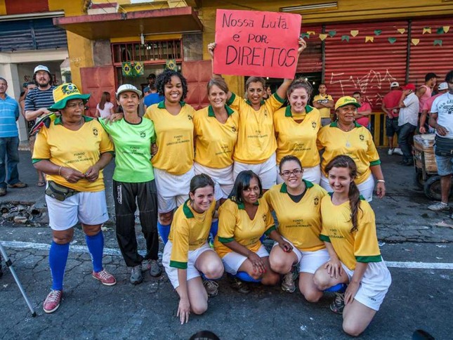Gái mại dâm Brazil tổ chức đá bóng giữa phố để câu khách ảnh 7