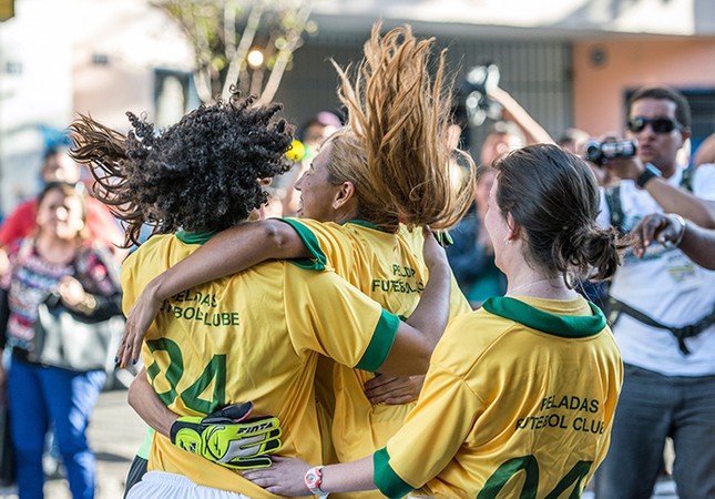 Gái mại dâm Brazil tổ chức đá bóng giữa phố để câu khách ảnh 4