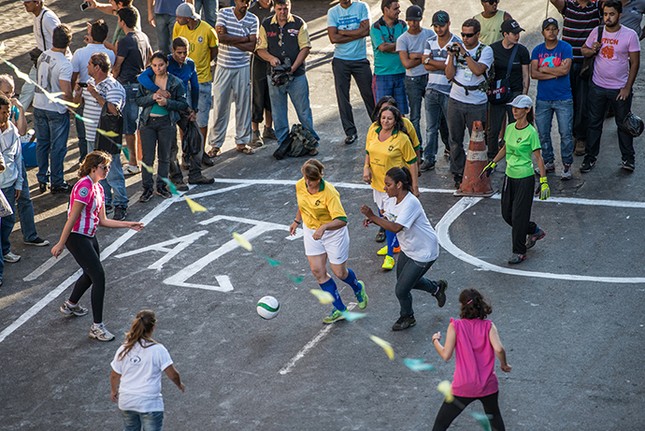Gái mại dâm Brazil tổ chức đá bóng giữa phố để câu khách ảnh 5