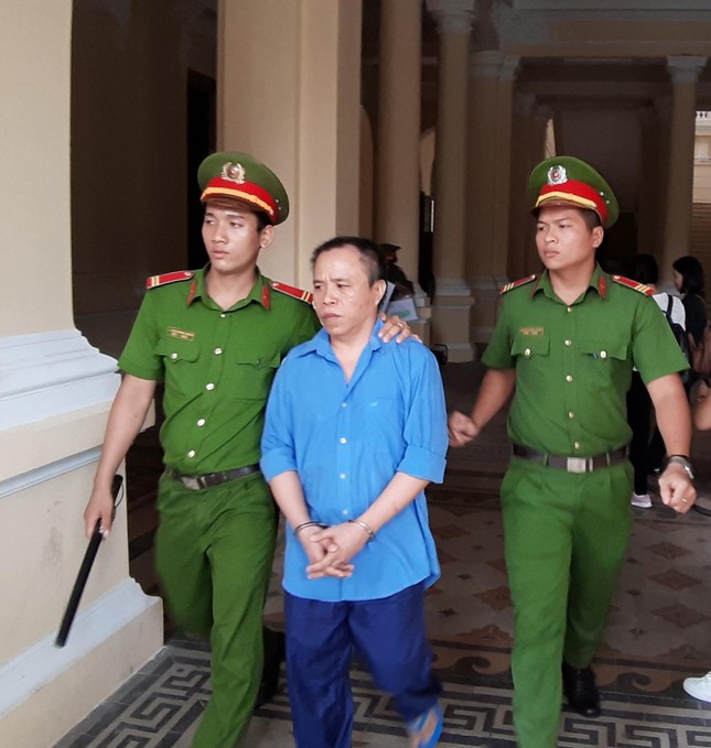 Vợ bị cáo bị đánh ngất xỉu ngay tại tòa ảnh 1