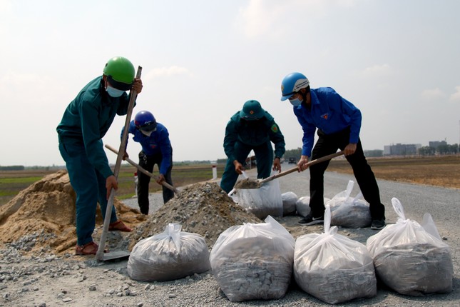 Thanh niên Tây Ninh thắp sáng 23 km đường tuần tra biên giới ảnh 1