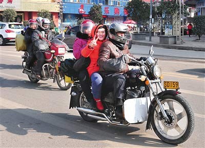 Không mua được vé tàu, cưỡi ngựa về quê ăn Tết ảnh 1