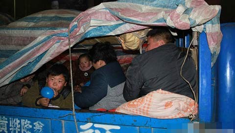 Không mua được vé tàu, cưỡi ngựa về quê ăn Tết ảnh 3