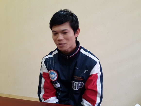 'Ngáo đá', tưởng bạn gái là con trăn khổng lồ ảnh 1