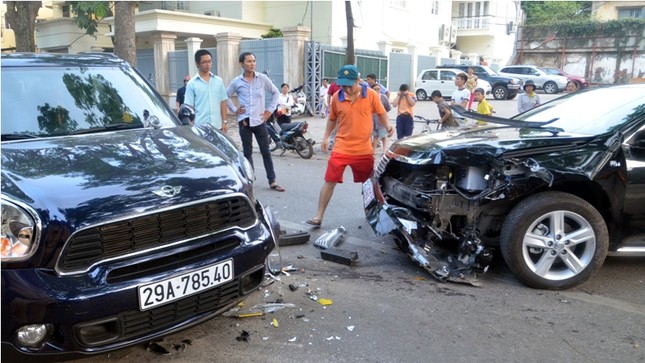 Camry gây tai nạn liên hoàn, đâm toác đầu Mini Cooper ảnh 1