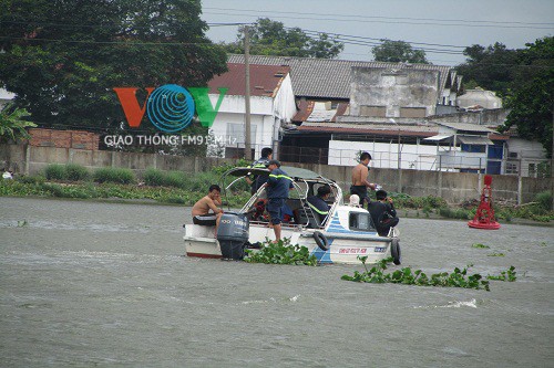 Đang đi, cô gái nhảy xuống sông Sài Gòn tự tử ảnh 1