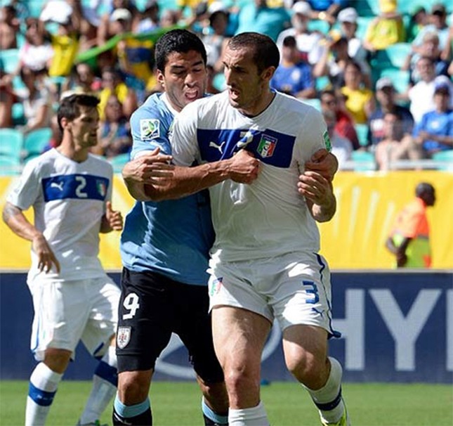 Lộ bằng chứng Luis Suarez muốn cắn Chiellini từ năm 2013? ảnh 1