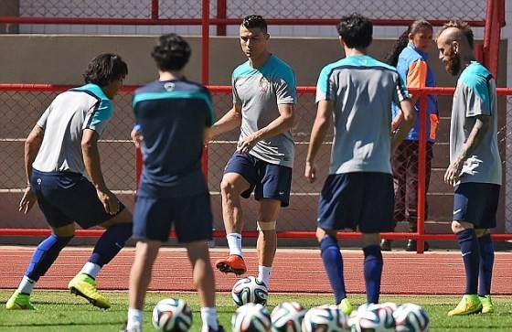 Ronaldo đổi kiểu tóc cầu may trước trận gặp Ghana ảnh 1