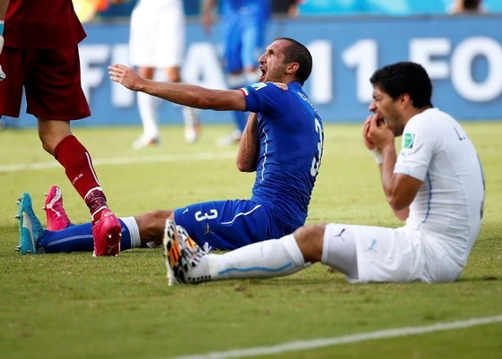 Thu nhập của Suarez sắp bị 'cắn' vì vụ 'cẩu xực' ảnh 1