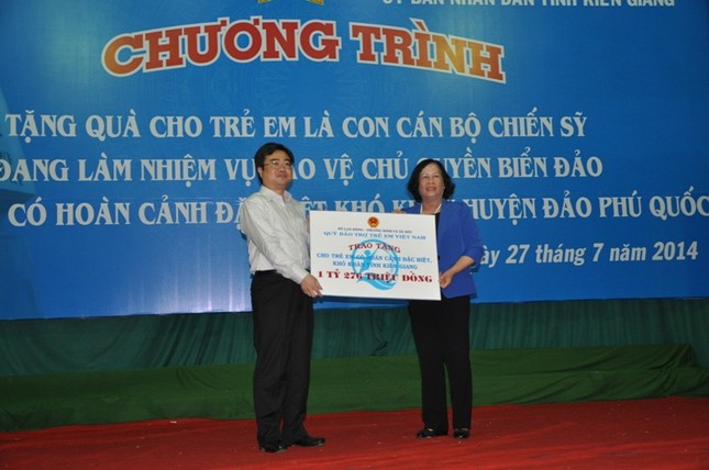 Tặng quà cho con em cán bộ, chiến sỹ bảo vệ chủ quyền biển đảo ảnh 1