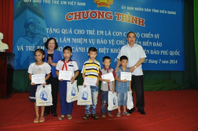 Tặng quà cho con em cán bộ, chiến sỹ bảo vệ chủ quyền biển đảo ảnh 2