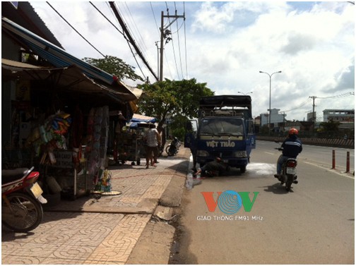 Đang chạy trên quốc lộ, xe tải bất ngờ bốc cháy nghi ngút ảnh 1