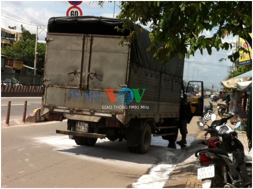 Đang chạy trên quốc lộ, xe tải bất ngờ bốc cháy nghi ngút ảnh 3