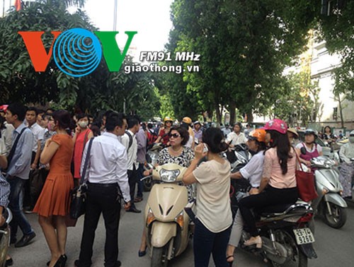 Tắc đường vì tranh nhau nộp hồ sơ thi công chức ảnh 2