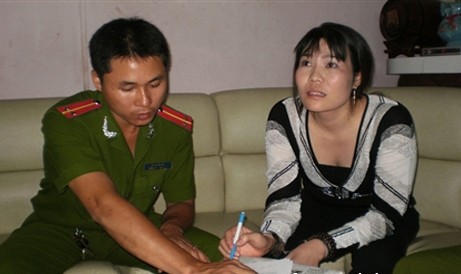 Chiều nay, bà chủ xăm rết lên mặt và ngực cô gái hầu tòa ảnh 1
